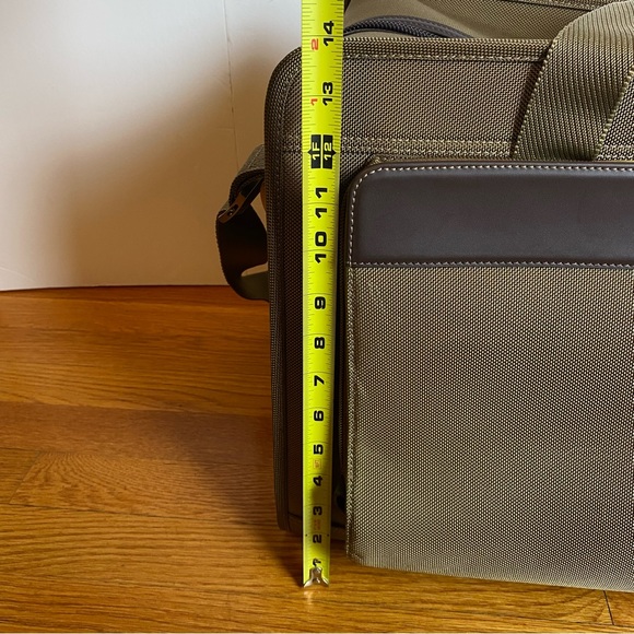 Ventura Luggage Carry-On Travel Bag Olive Vintage 20”X 14”X 11” - Picture 2 of 16